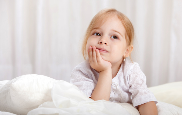 Задумчивый взгляд маленькой кареглазой девочки