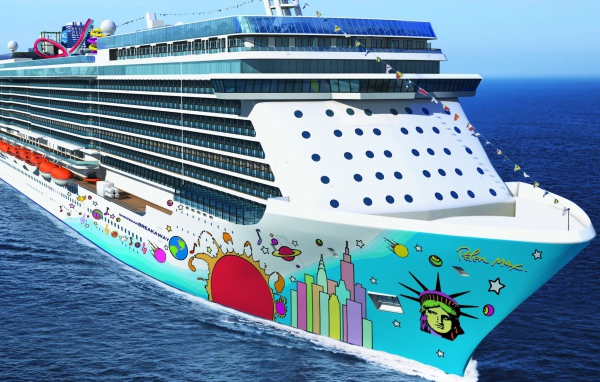 Большое круизное судно Norwegian Breakaway  в воде
