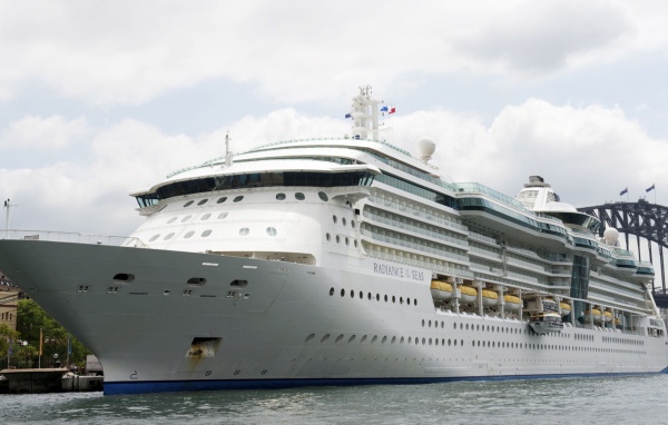 Большое белое круизное судно Norwegian Breakaway в порту