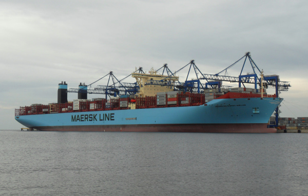 Большое грузовое судно Maersk Mc-Kinney Moller с контейнерами