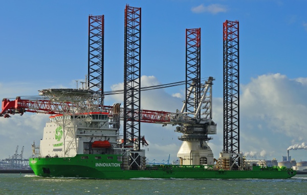 Большой плавучий кран на воде 