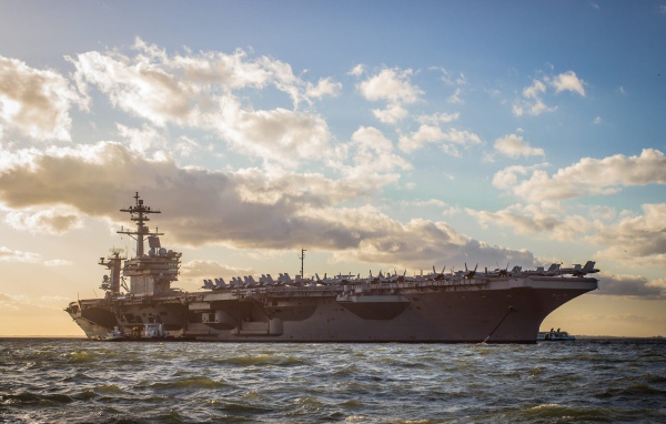 Авианосец USS George H.W. Bush (CVN-77) в океане 