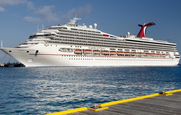 Белое круизное судно Carnival Glory