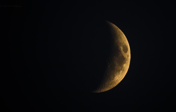 Затмение большой желтой луны 