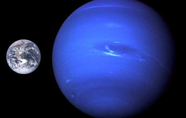 Большая планета Нептун в сравнении с землей 