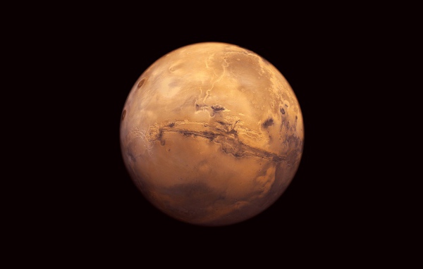 Планета Марс на черном фоне  