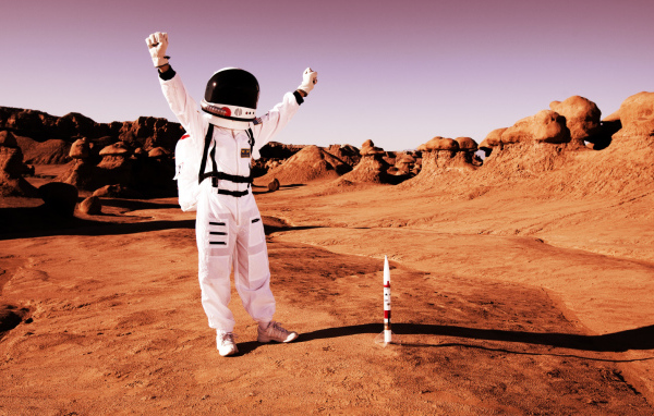 Космонавт радуется прилету на Марс 