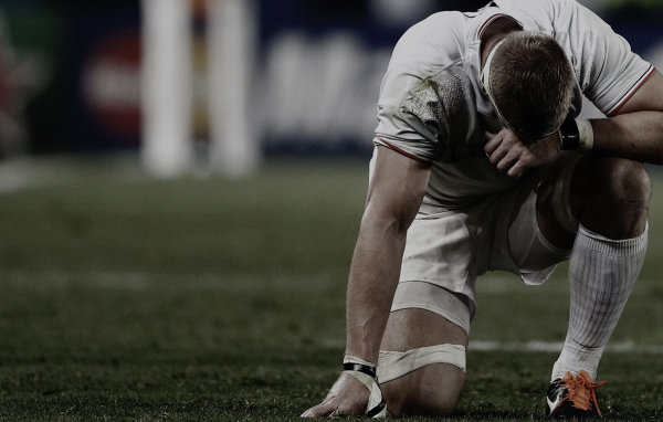 Спортсмен регбист на поле 