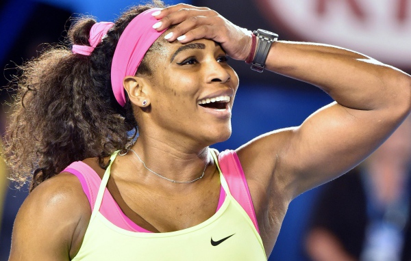 Спортсменка теннисистка Серена Уильямс радуется победе 