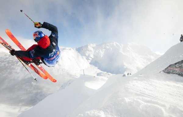 Опасный прыжок лыжника  