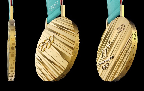 Золотая медаль зимних Олимпийских игр 2018 на черном фоне