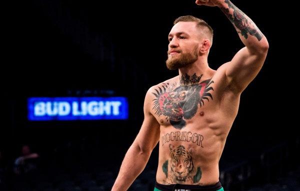 Мастер смешанных боевых искусств Конор Макгрегор радуется победе