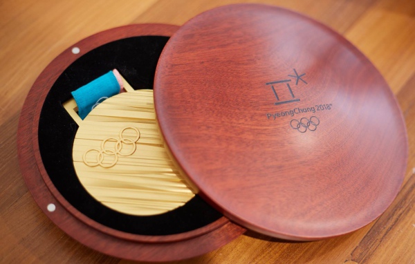 Медаль зимних олимпийский игр 2018 в деревянном футляре