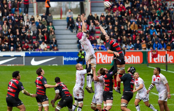 Игра команд по регби на стадионе 