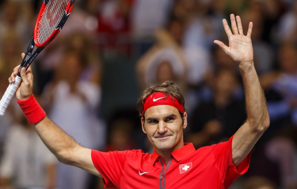 Профессиональный теннисист Роджер Федерер с ракеткой 