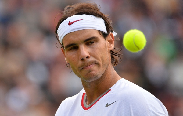 Испанский теннисист Рафаэль Надаль на корте 