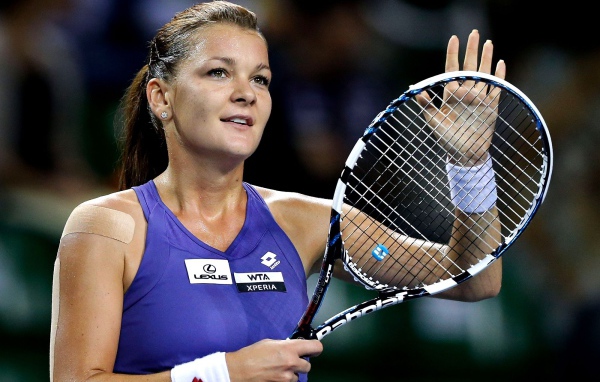 Польская теннисистка Агнешка Радваньская с ракеткой на корте 