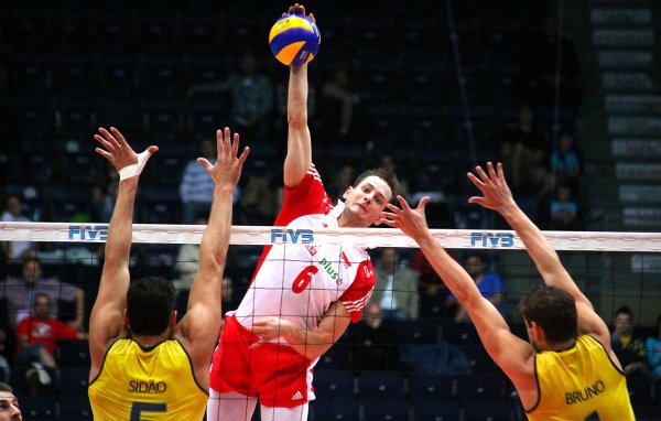 Волейбольная атака спортсмена 