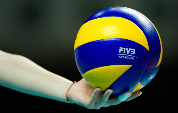 Волейбольный мяч на руке 