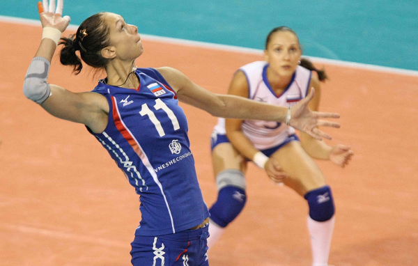 Волейболистка Екатерина Гамова в атаке 
