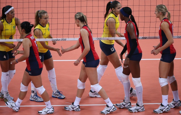 Женская волейбольная команда перед началом игры 