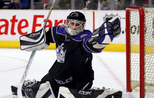 Хоккейный вратарь ловит шайбу в воротах 