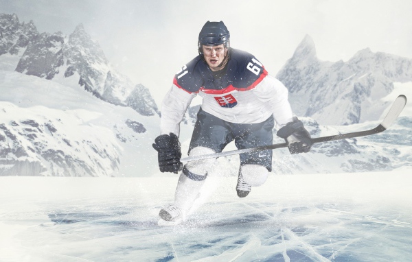 Хоккеист на льду с клюшкой 