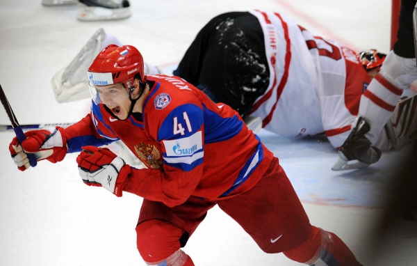 Российский хоккеист радуется победе 