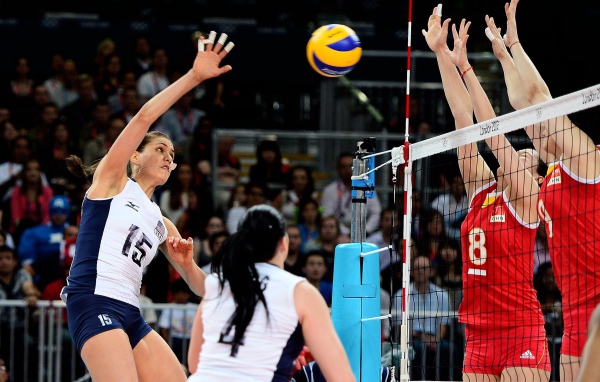 Игра команды по женскому волейболу 