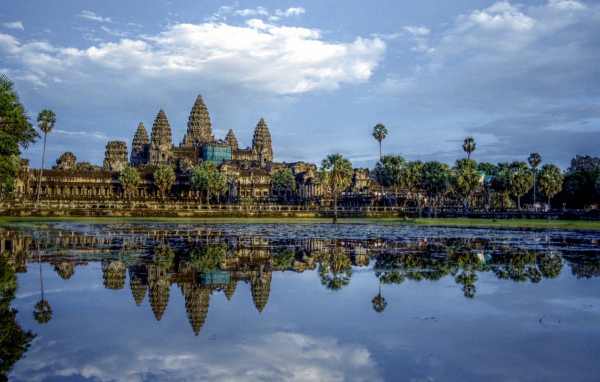 Ангкор Ват отражается в пруду лотосов 