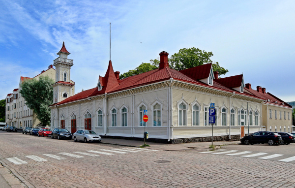 Красивое здание под красивым голубым небом в городе Котка, Финляндия