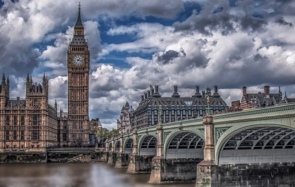 Биг Бен на фоне реки Темзы, Лондон. Великобритания 