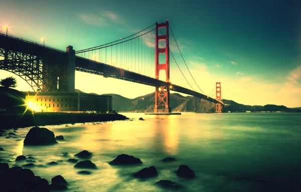 Вечерний мост Золотые Ворота в Сан-Франциско 