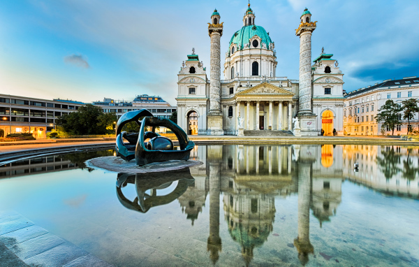 Фонтан у католической церкви Карлскирхе , Вена. Австрия