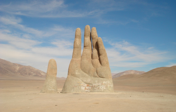 Гигантская рука Мано-де-Десьерто в пустыне Атакама, Чили 