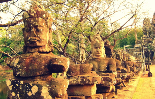 Индуистские статуи у храмового комплекса Ангкор  Ват 