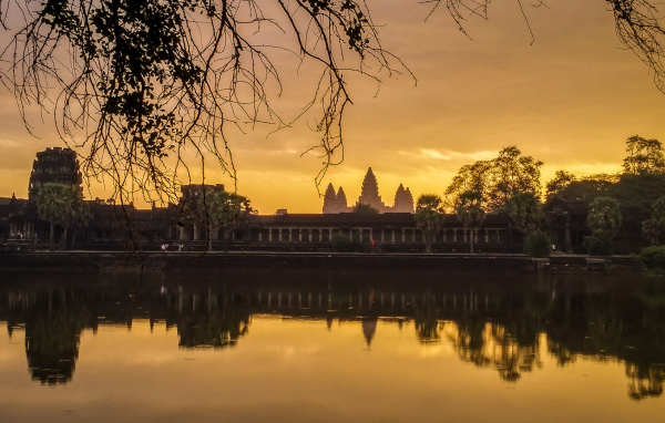 Озеро у стен храмового комплекса Ангкор Ват 
