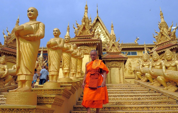 Монах на ступеньках старинного храма, Камбоджа 