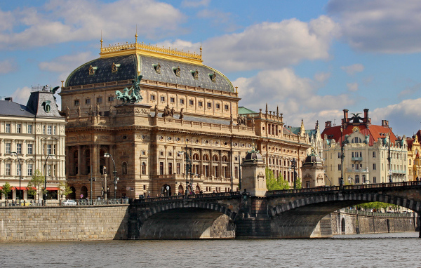 Национальный оперный театр у реки, Прага. Чехия 