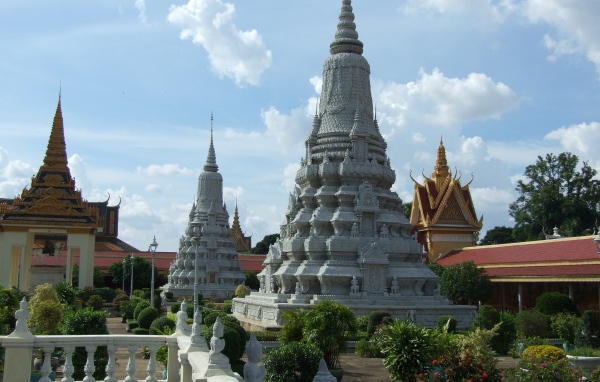 Одна из ступ на территории королевского дворца в городе Пномпень, Камбоджа 