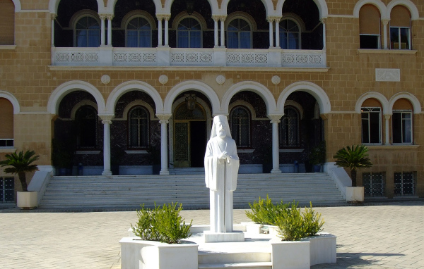 Статуя архиепископа Макариоса III, Никосия, Кипр  