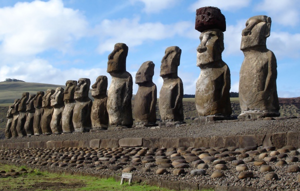 Каменные монолитные статуи Моаи, Чили 