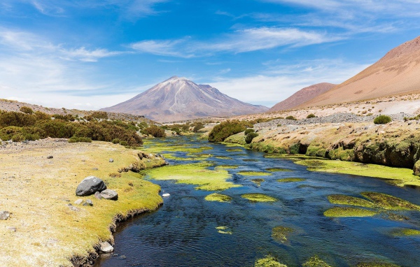 Cтратовулкан Панири и горная река на фоне голубого неба, Чили 