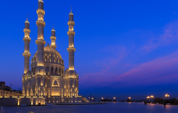 Мечеть Гейдара ночью, Баку. Азербайджан 