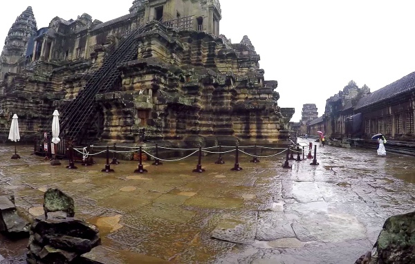 Храмовый комплекс Ангкор Ват Камбоджа после дождя 