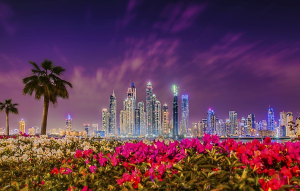 Вид на ночные небоскребы Дубая 