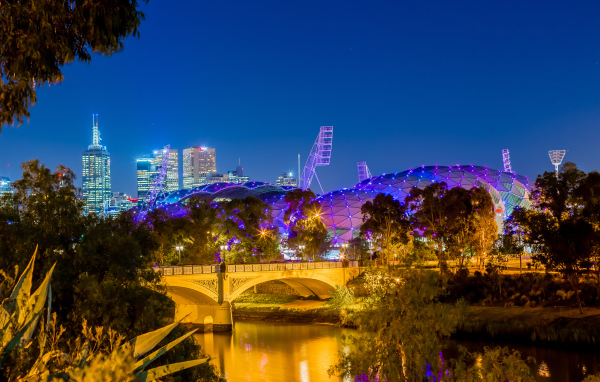Красивые ночные здания у реки город Мельбурн. Австралия