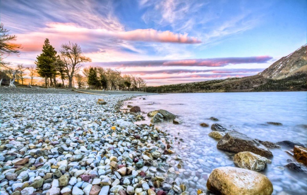 Валуны на берегу озера в национальном парке Уотертон-Лейкс, Канада 
