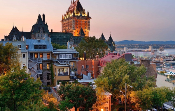 Вид на замок Шато-Фронтенак, город Квебек. Канада 