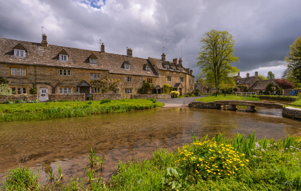Дом у озера с покрытыми зеленой травой берегами, Англия